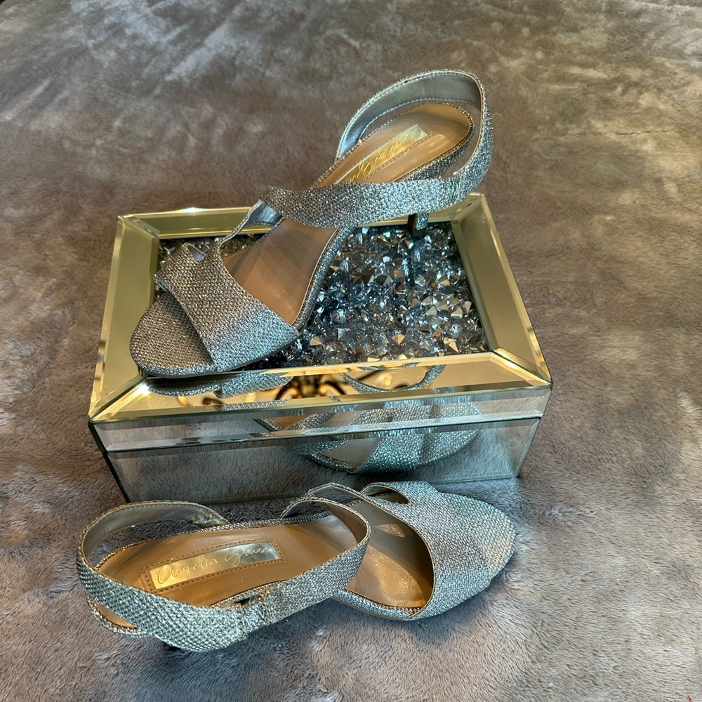 Description- Sparkly silver heel
Brand-Amelia Grace
Size-Women’s 8